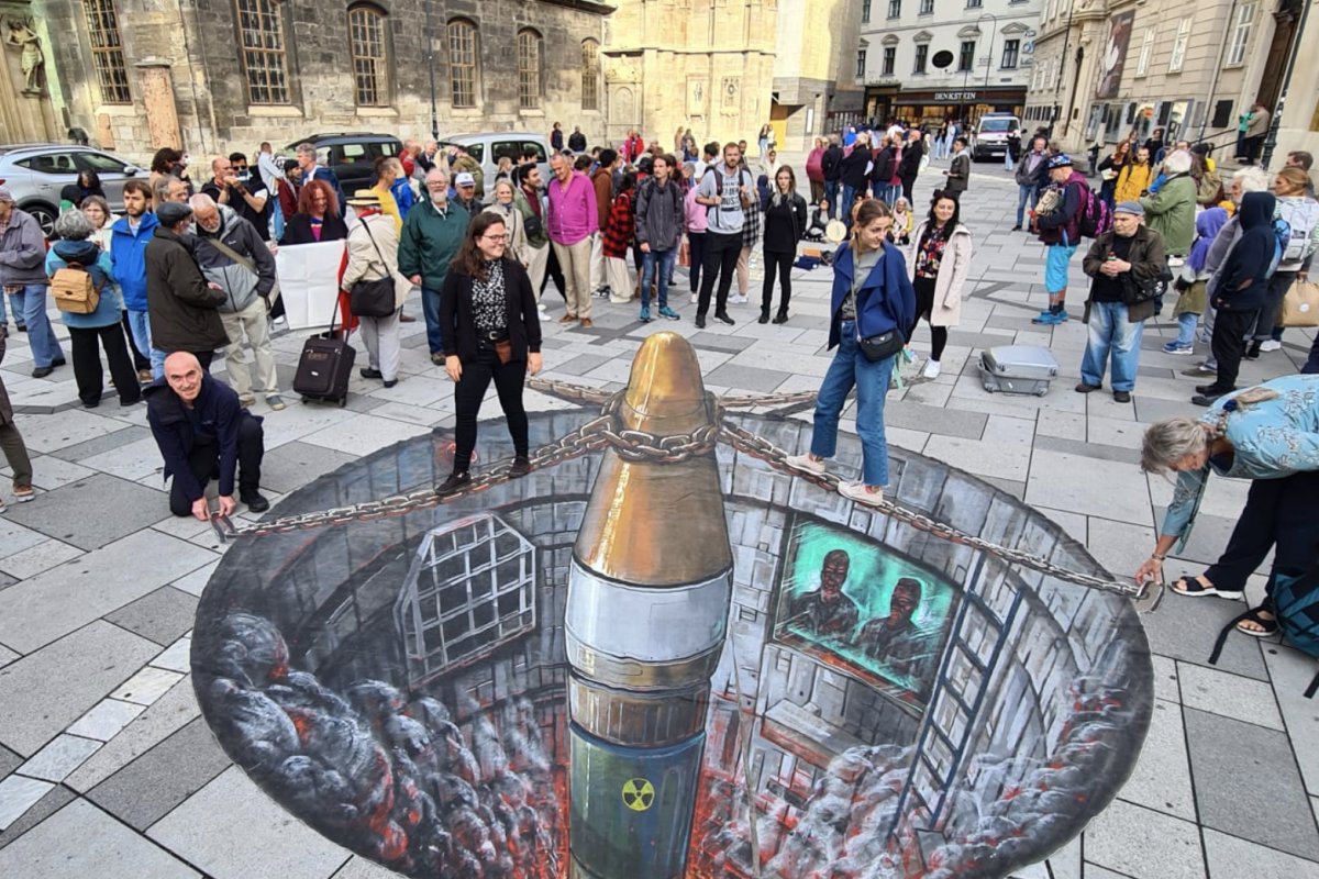 Floor-painting | Young heroes of nuclear disarmament